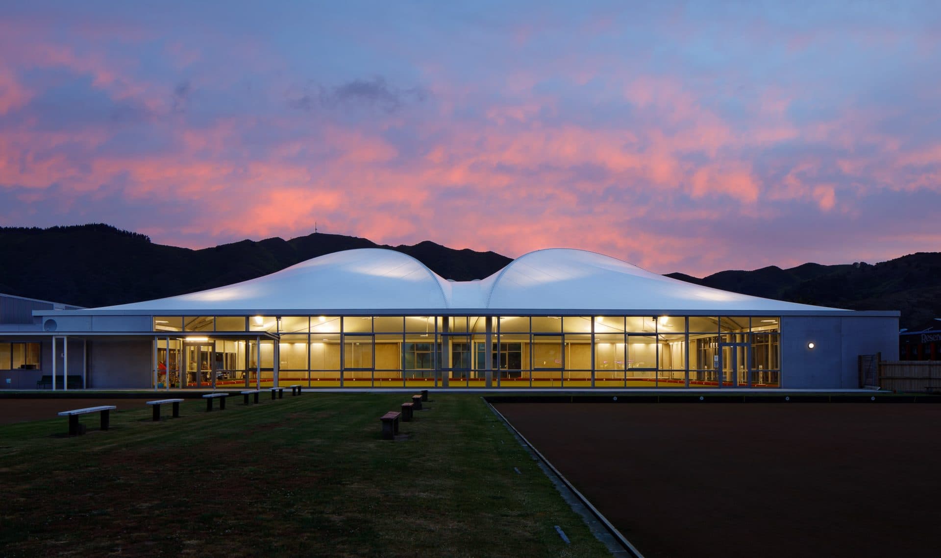 Cubierta tipo domo de lona para un patio.