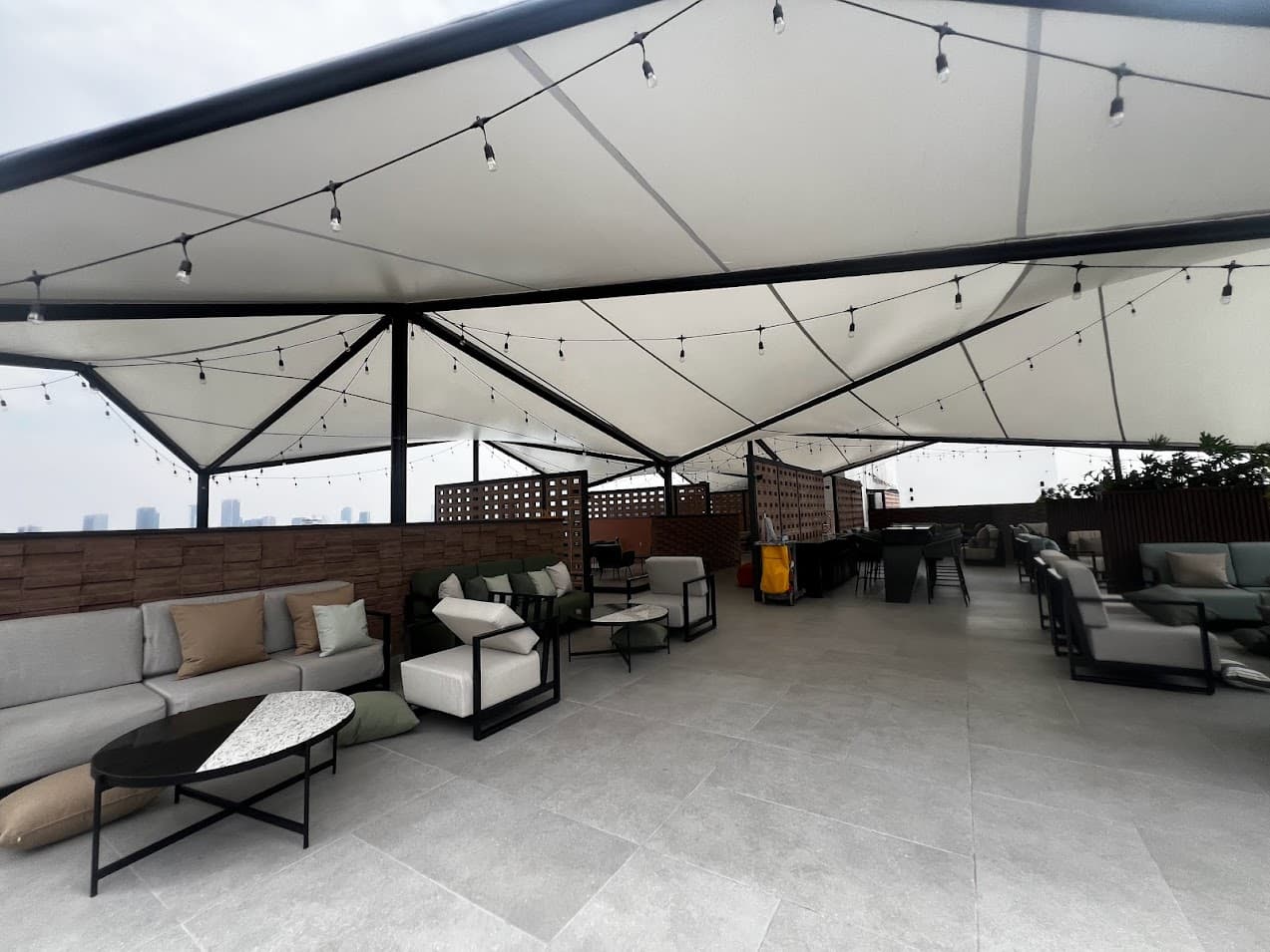 Velarias instaladas en la azotea de un edificio.