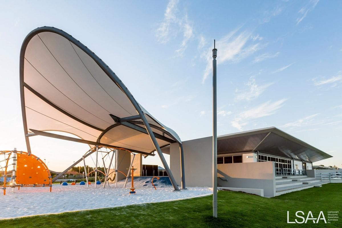 Tensoestructuras para dar sombra en un parque público.