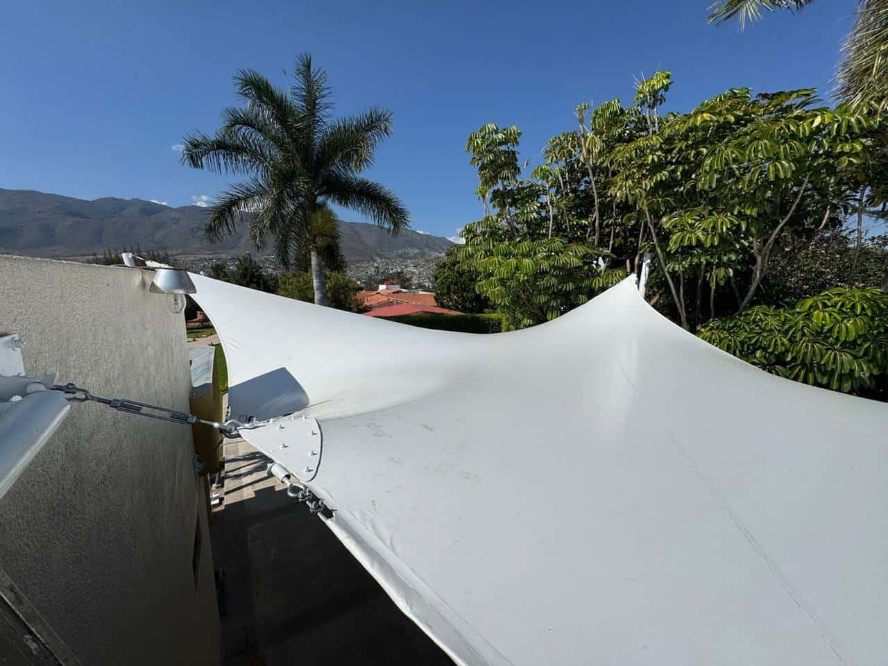 Diseño de la tensoestructura creando un espacio de sombra y confort en el patio.