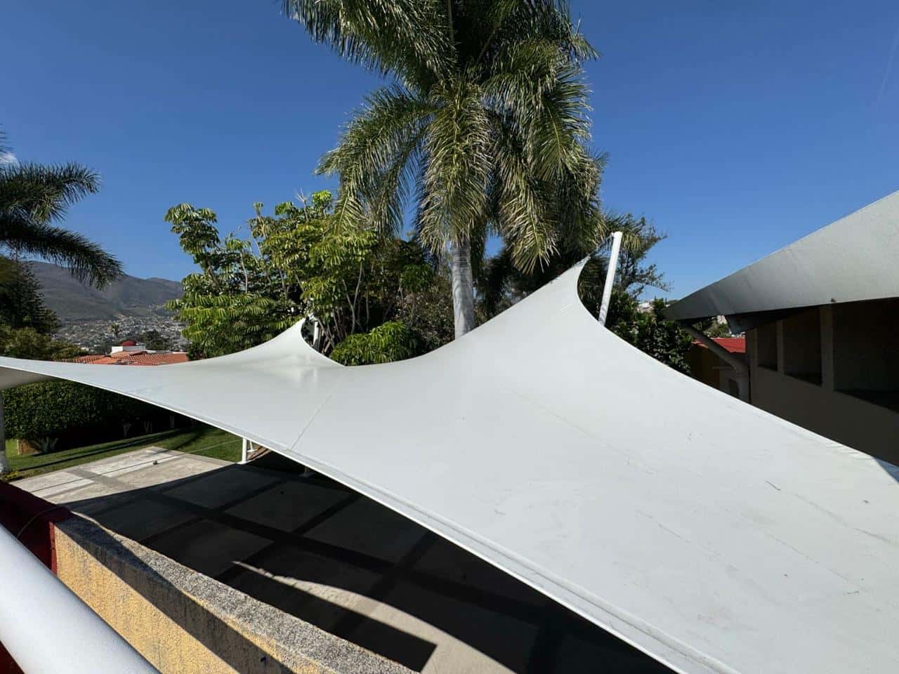 Detalle de los anclajes y la lona de alta calidad de la velaria residencial.