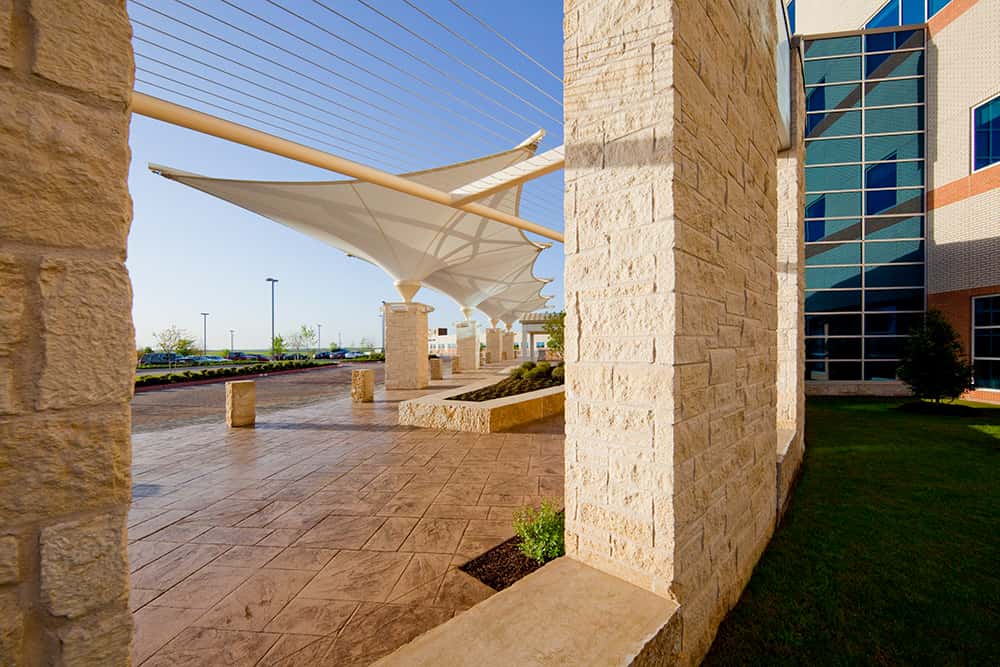 Detalle de la lona y tensores de la velaria en la fachada del hotel.