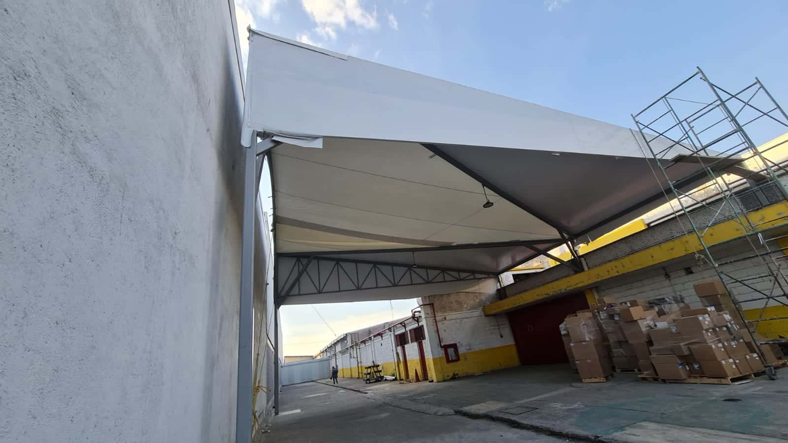 Toldo retráctil instalado en la terraza de un negocio en Toluca.