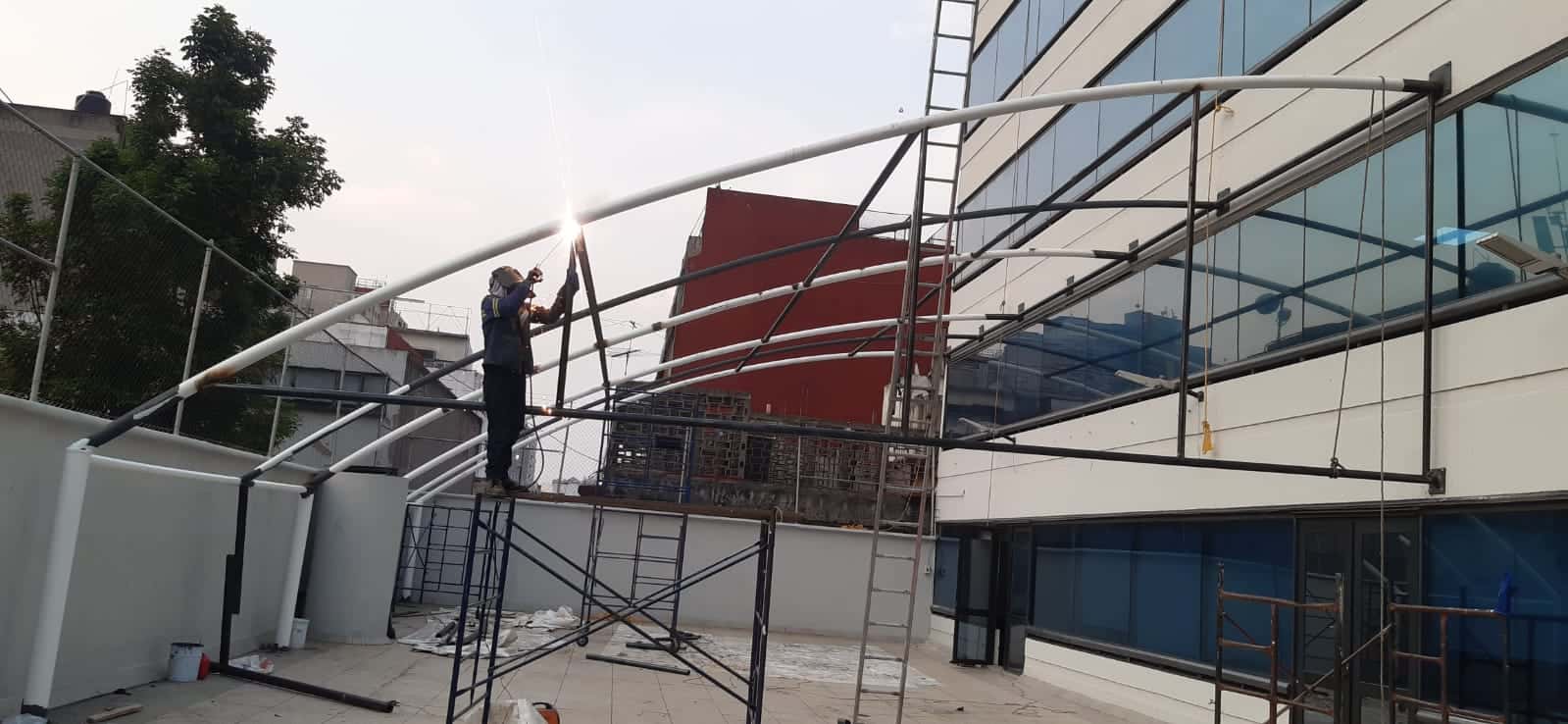 Vista lateral de la cubierta, mostrando su integración con la arquitectura institucional.