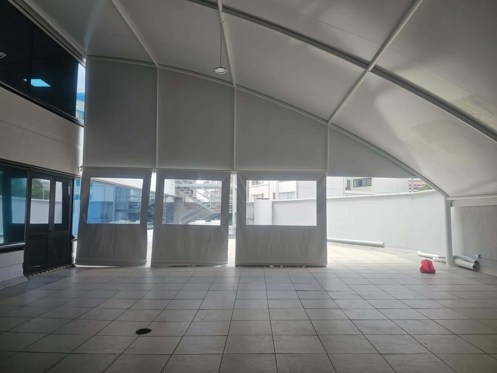 Detalle de los anclajes y la estructura de soporte de la velaria.