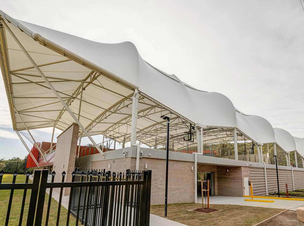 Proyecto de velaria cubriendo canchas de basquetbol.