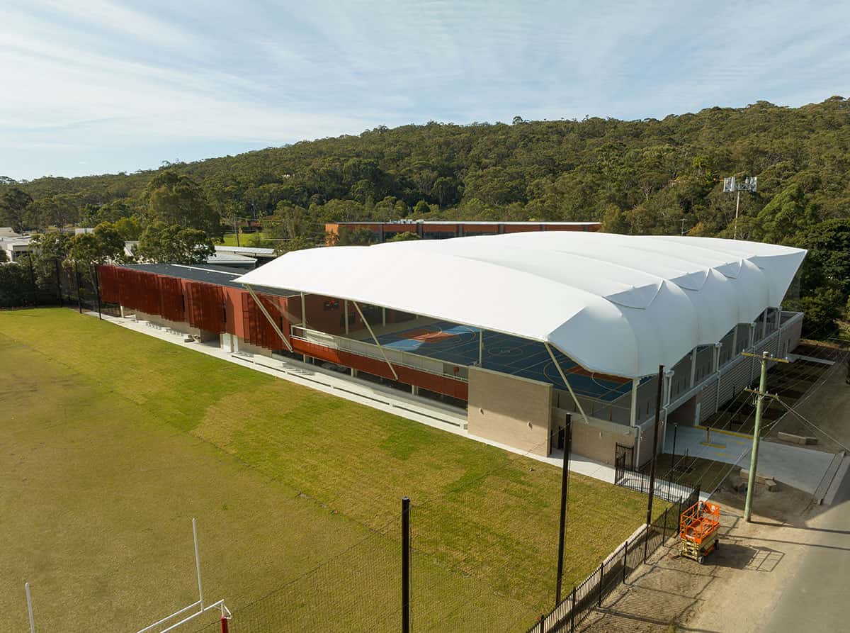Vista lateral de la tensoestructura techando la cancha de basquet.