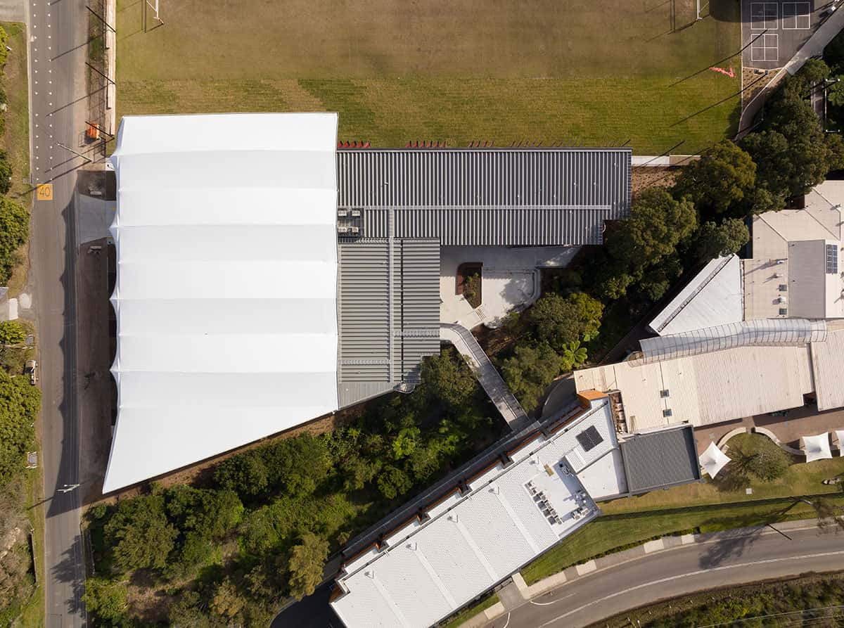 Panorámica de la cancha de basquetbol completamente cubierta por la velaria.