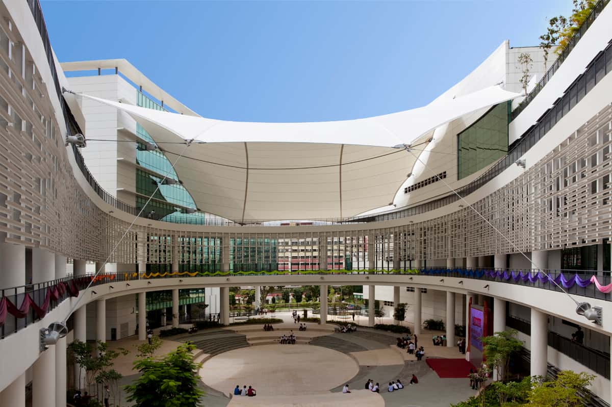 Vista desde abajo de la velaria, mostrando la estructura y la sombra proyectada.