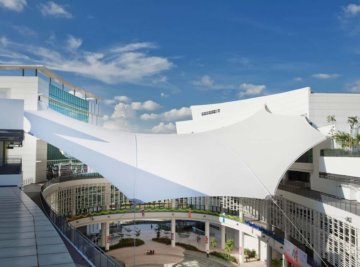 Anclajes y postes de acero de la cubierta en la plaza comercial.