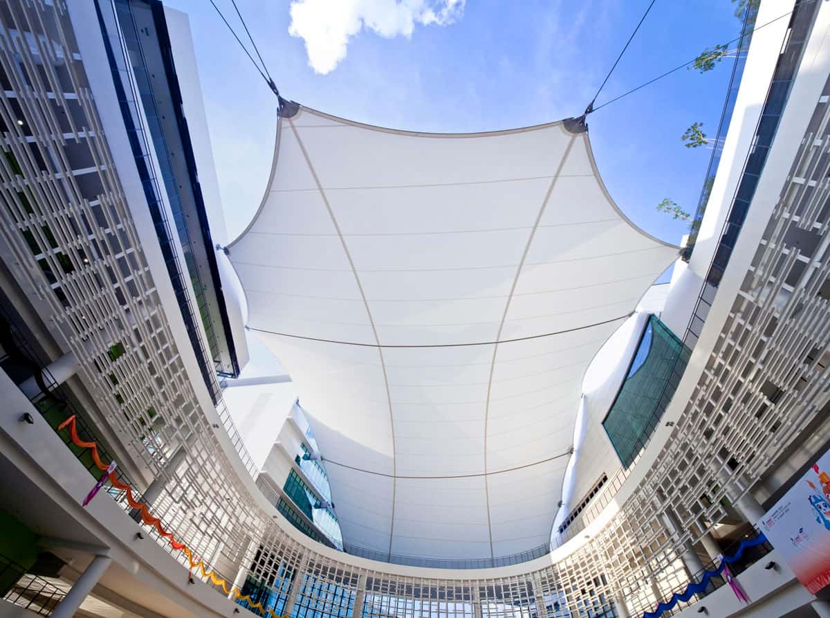 Juego de luces en la velaria del centro comercial al atardecer.