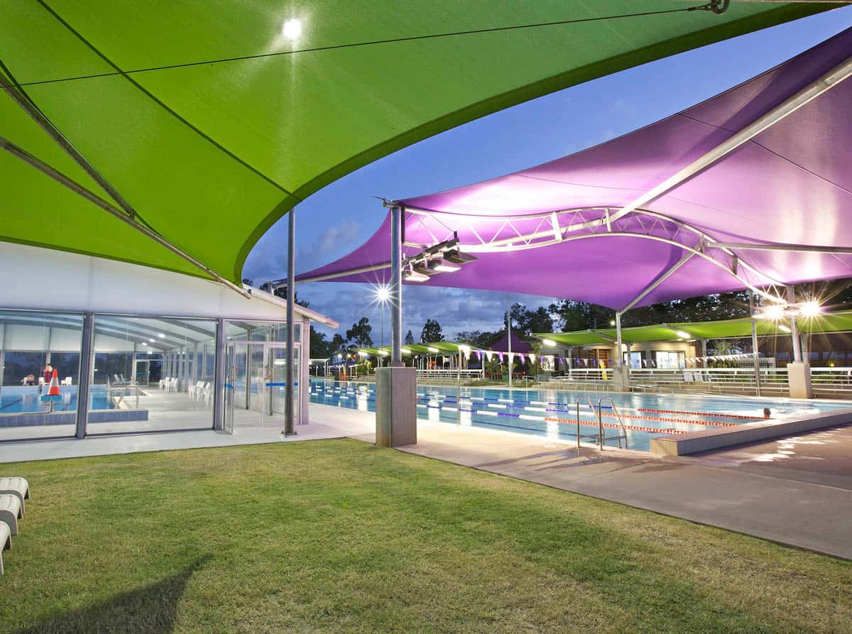 Ambiente sofisticado creado por el juego de luces bajo la cubierta de la alberca.