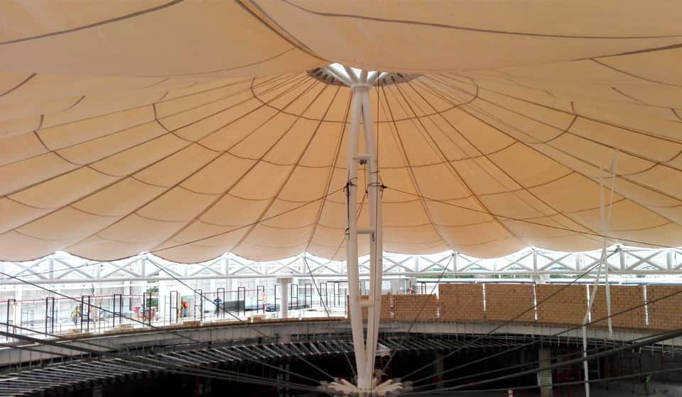 Protección de maquinaria y equipo bajo una tensoestructura cónica.