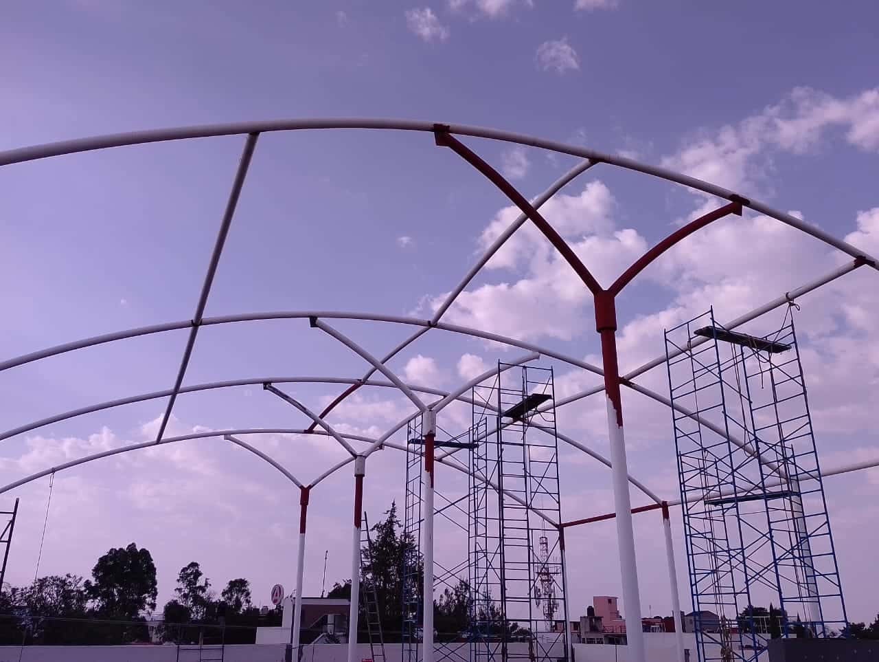 Anclaje de la estructura de la velaria en un club de pádel.