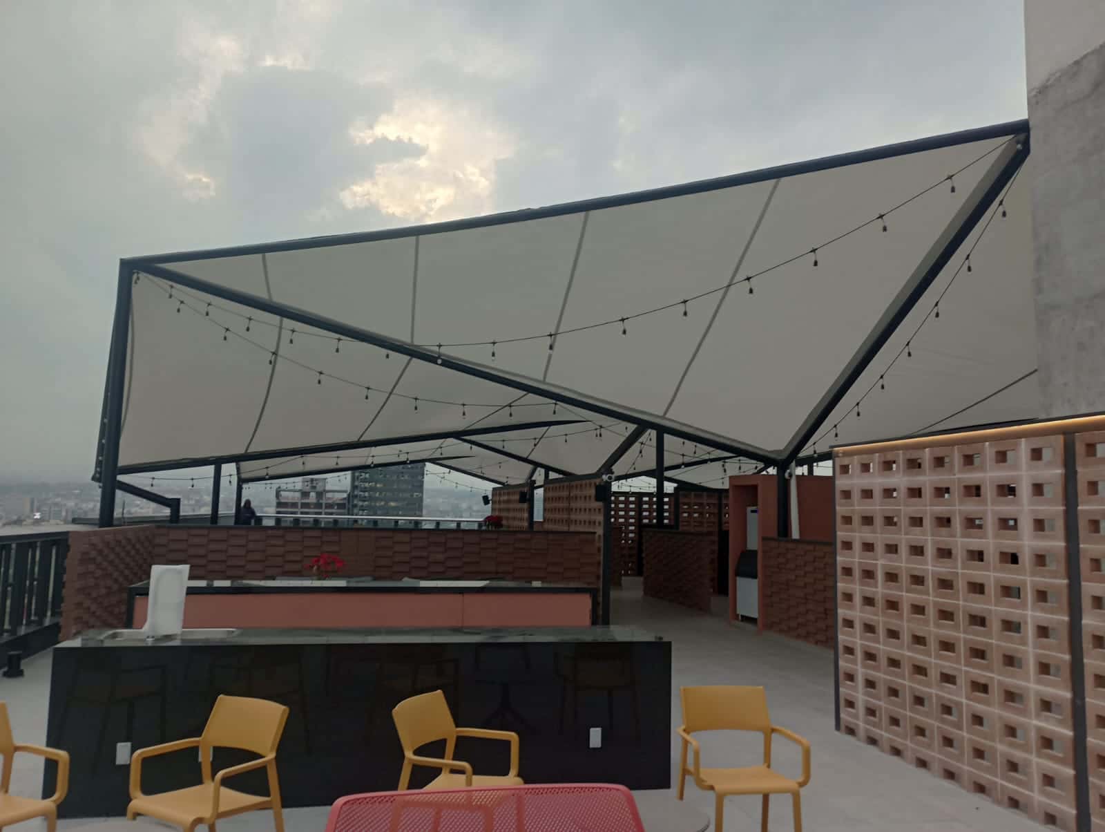 Ambiente creado en la terraza de un restaurante con velarias.