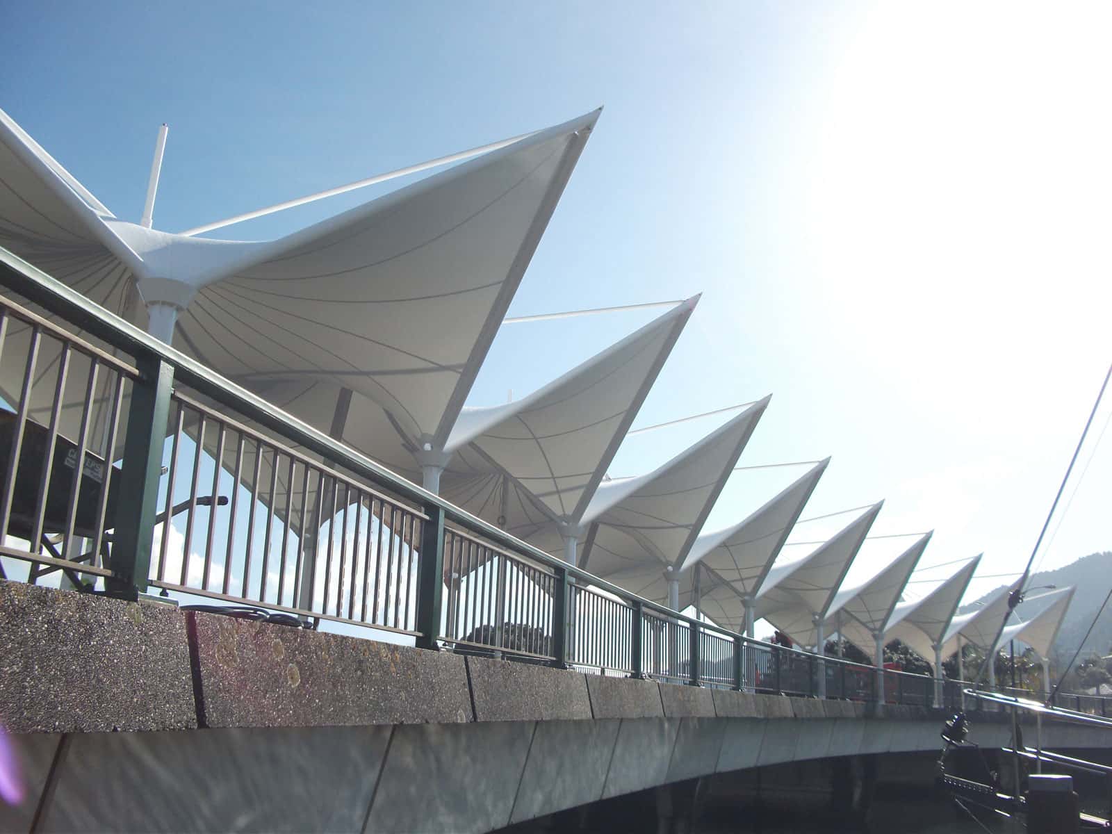 Cubierta de tensoestructura para un puente peatonal.