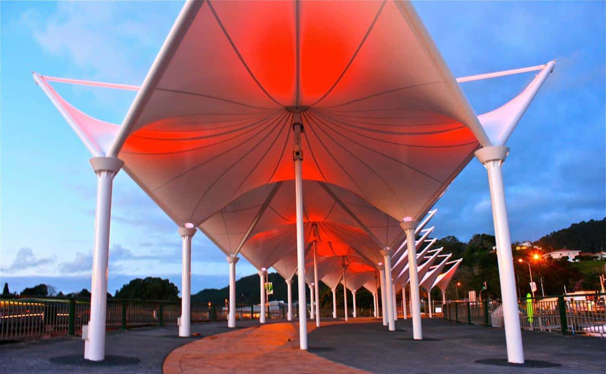 Detalle de la membrana arquitectónica de una de las cónicas del puente.
