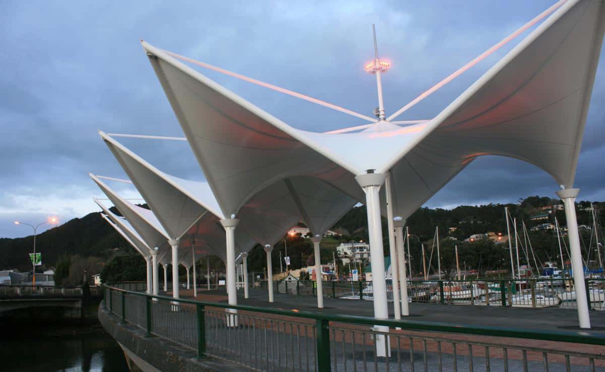 Panorámica del puente techado, integrado en el paisaje urbano.