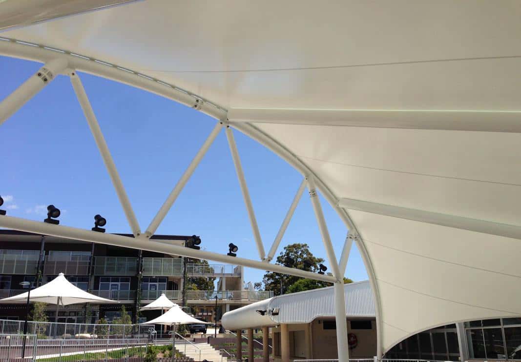 Detalle de la membrana arquitectónica y su curvatura para optimizar la acústica.