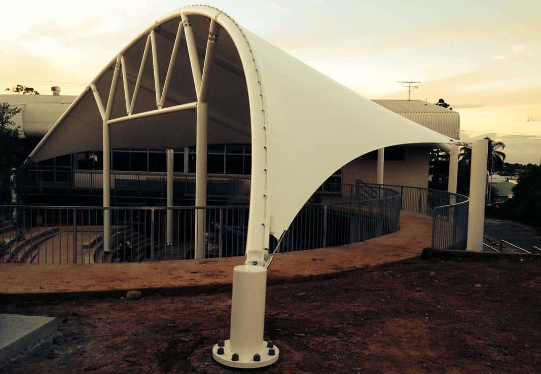 Diseño vanguardista de la cubierta para un auditorio moderno.