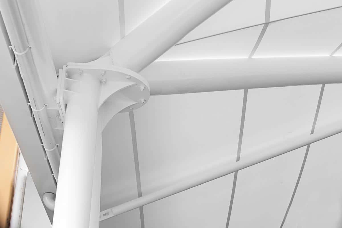 Panorámica de la cubierta deportiva asegurando el juego en cualquier clima.