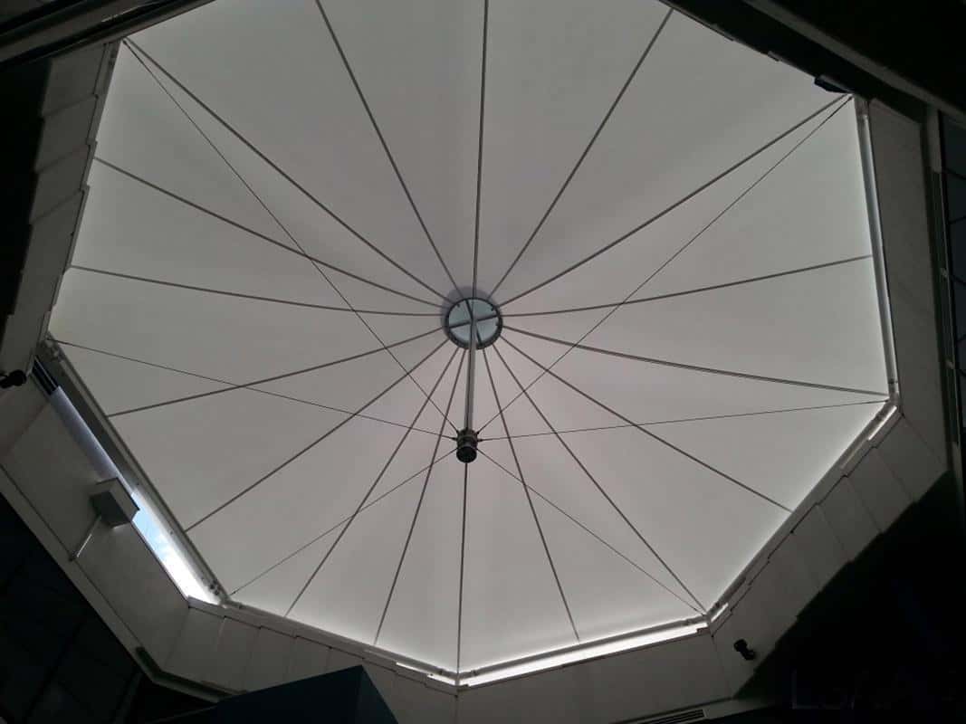 Detalle del vértice superior de una tensoestructura cónica.