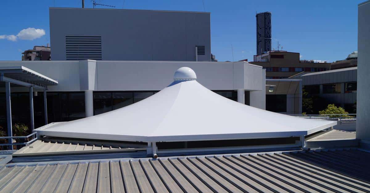 Velaria de tipo cónica para un domo.