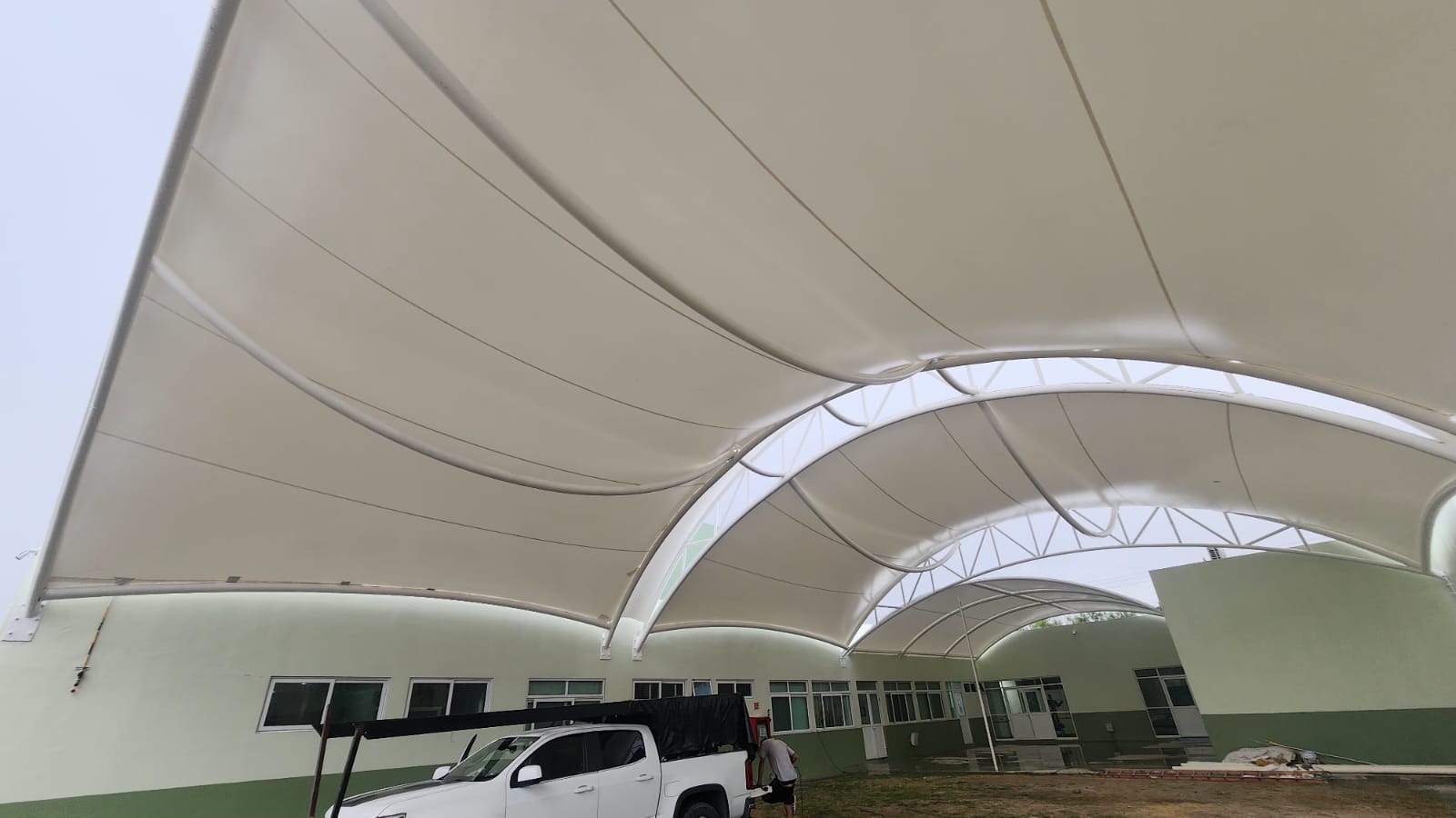 Estructura de la cubierta protegiendo cultivos del clima de Nuevo León.