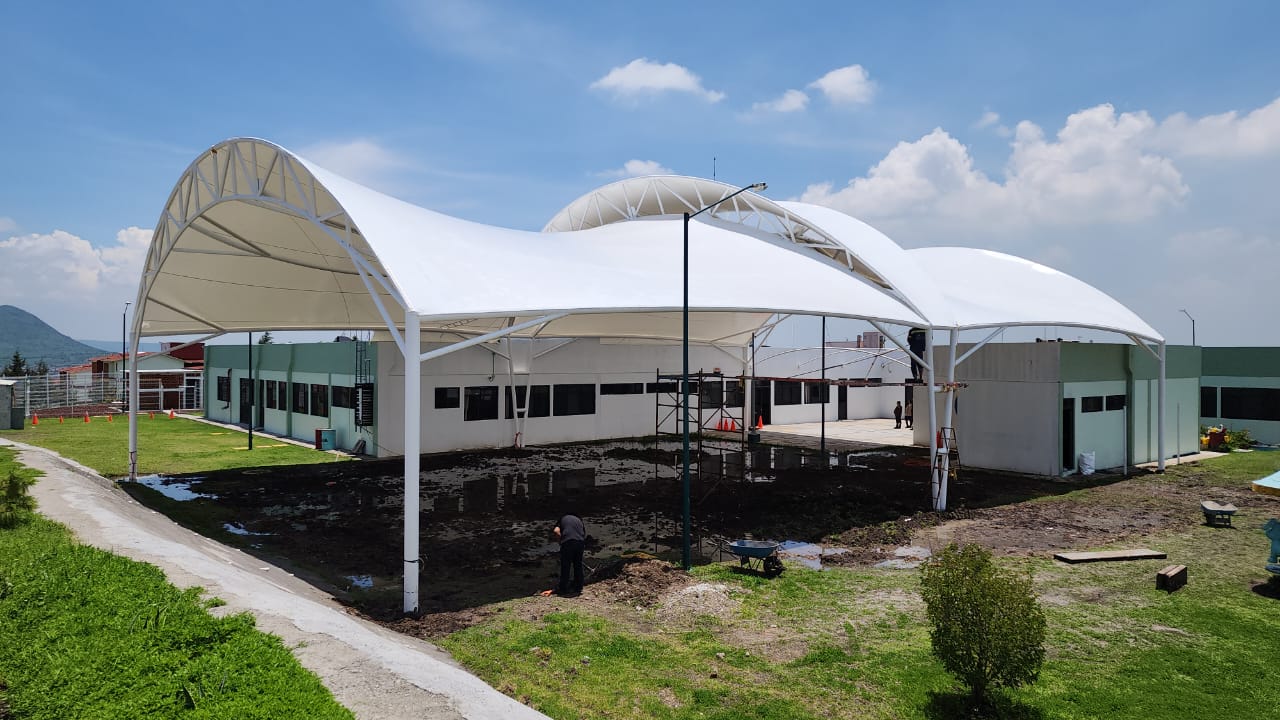 Postes y anclajes de la tensoestructura en el campo.