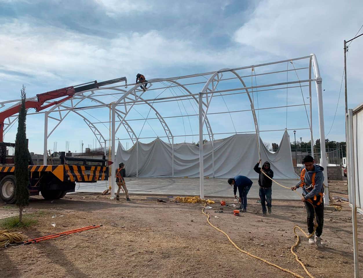 Vista lateral de la tensoestructura, mostrando su gran escala y cobertura.