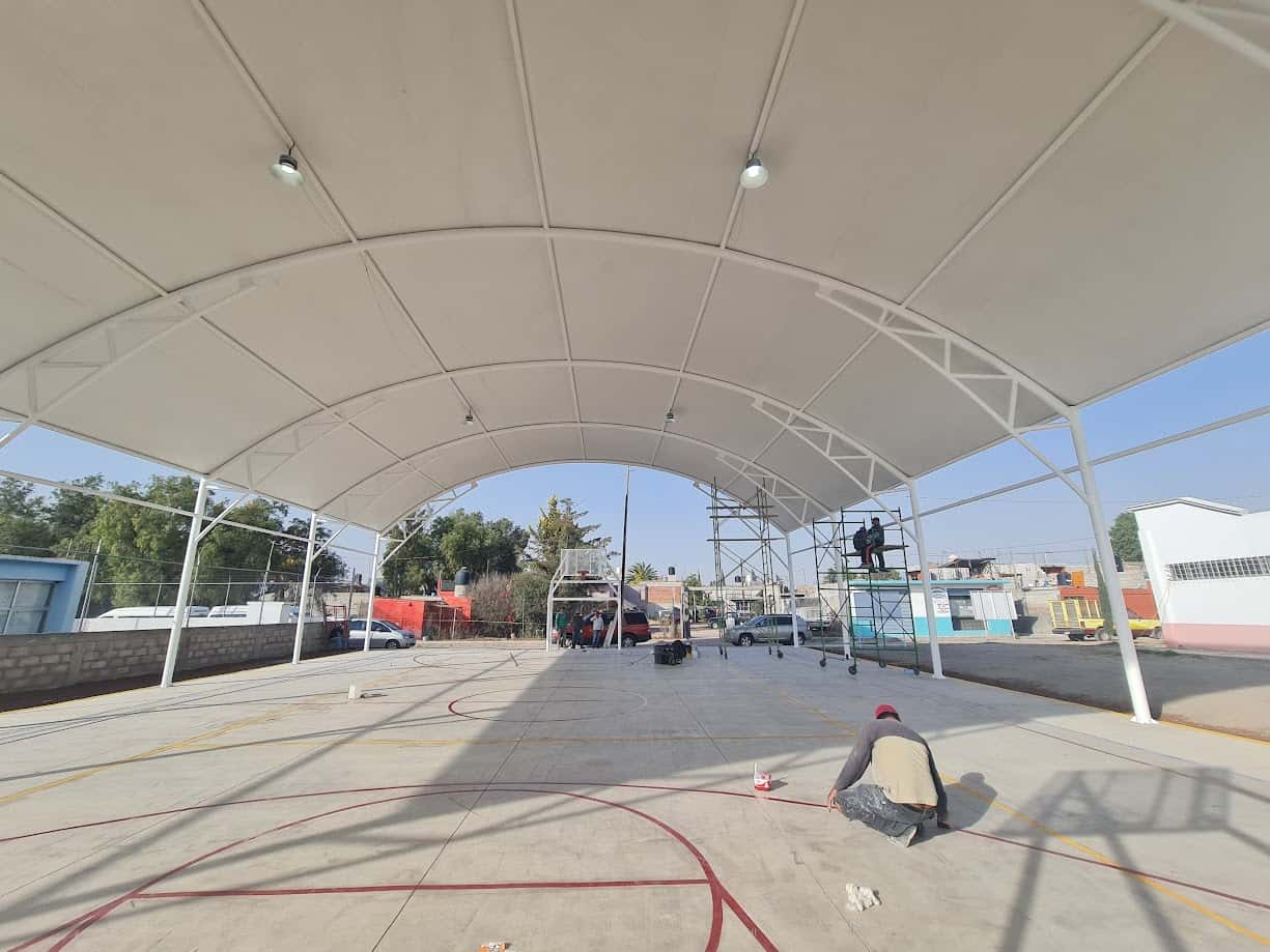 Juego y convivencia bajo la protección de la nueva cubierta en las canchas de Olmos.