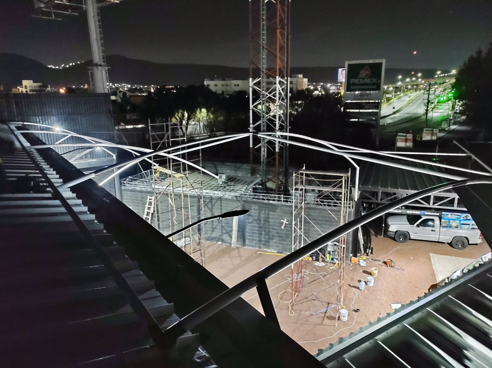 Detalle de la lona y anclajes de la tensoestructura en la instalación corporativa.