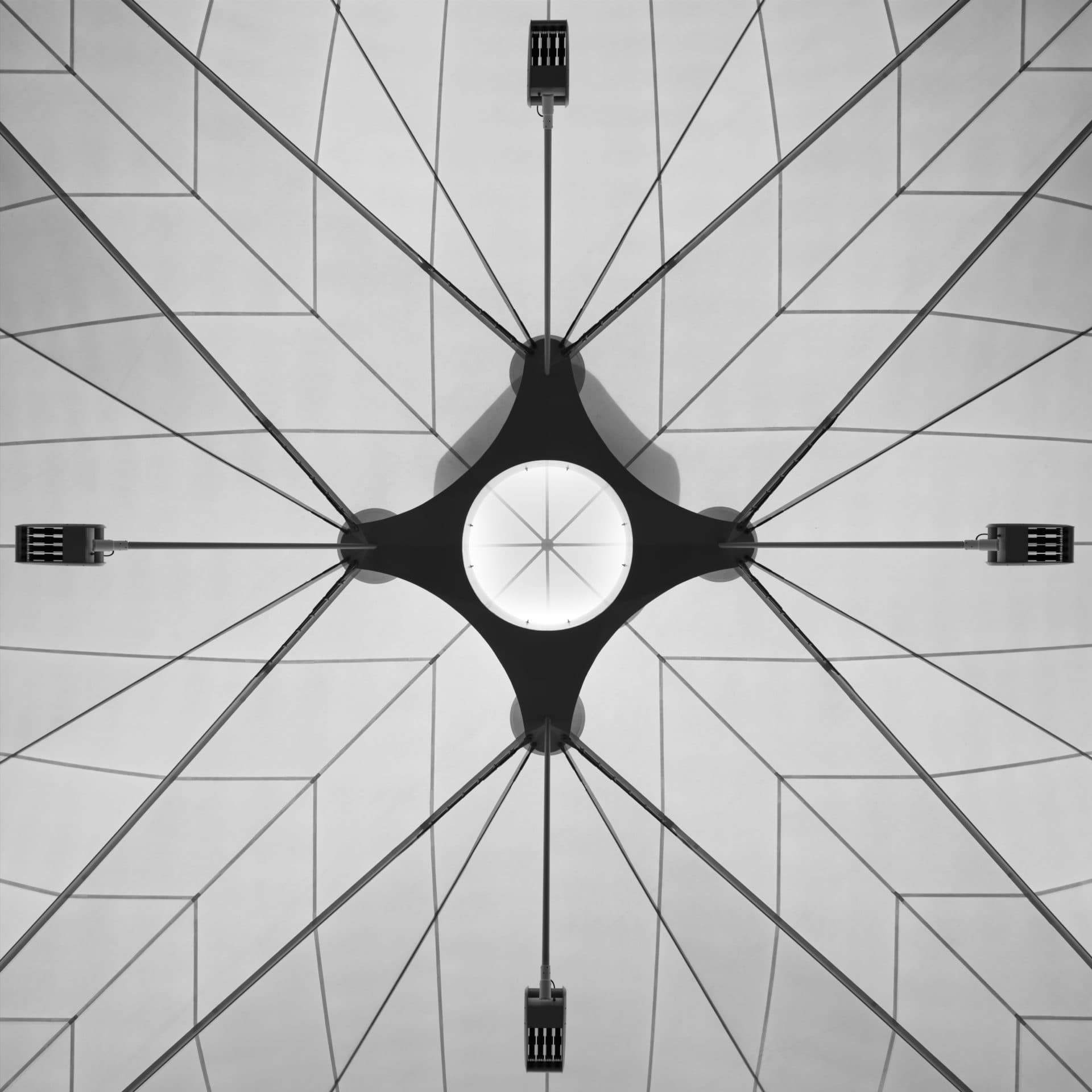 Diseño moderno de cubierta para una plaza o espacio recreativo comunitario.