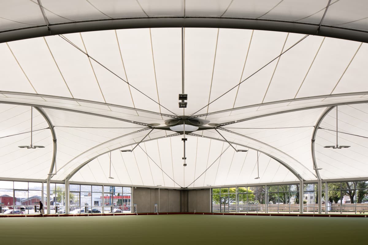 Estructura y anclajes de la mallasombra en una zona de esparcimiento familiar.