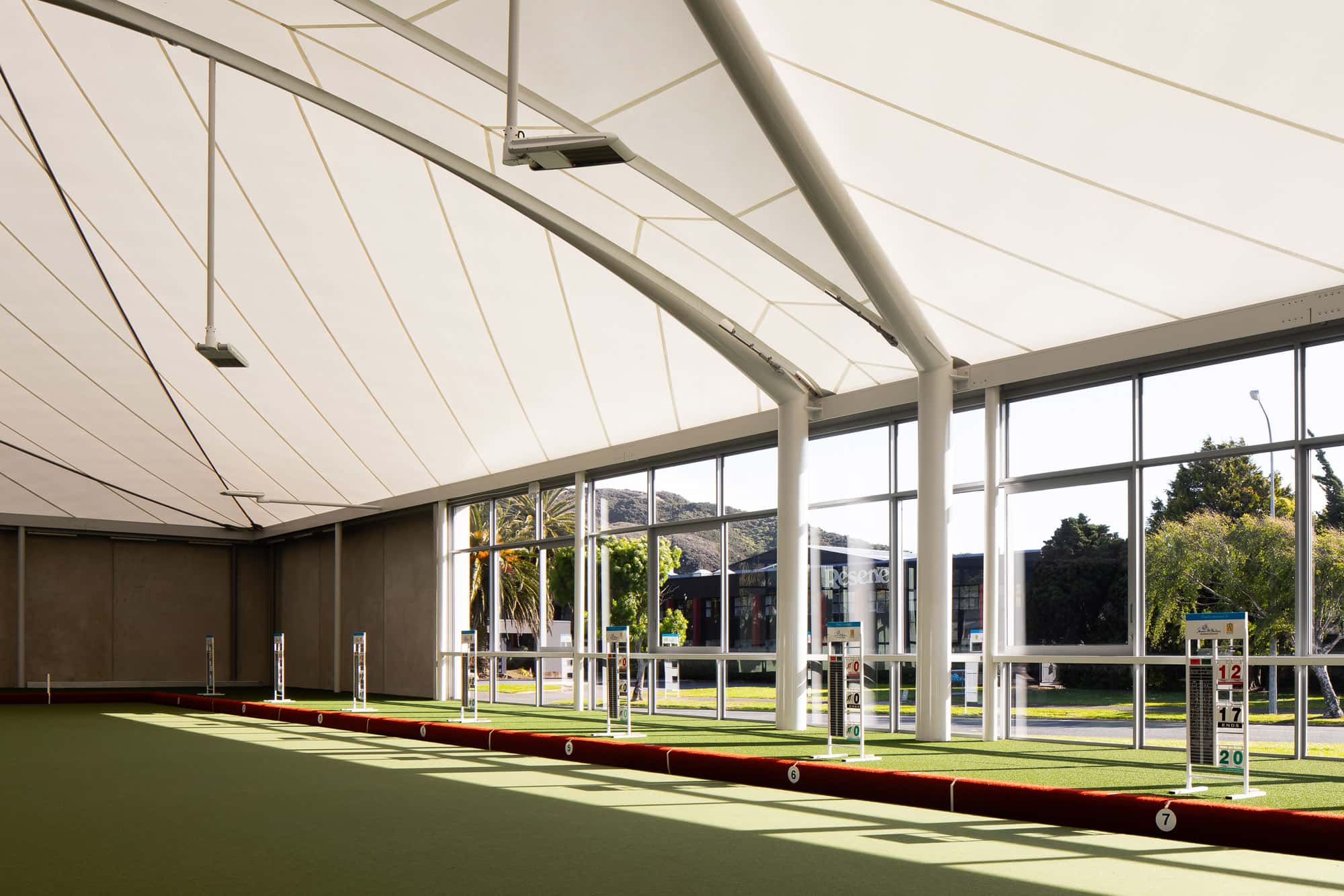 Panorámica de un parque con velarias integradas al paisaje para el disfrute de la comunidad.