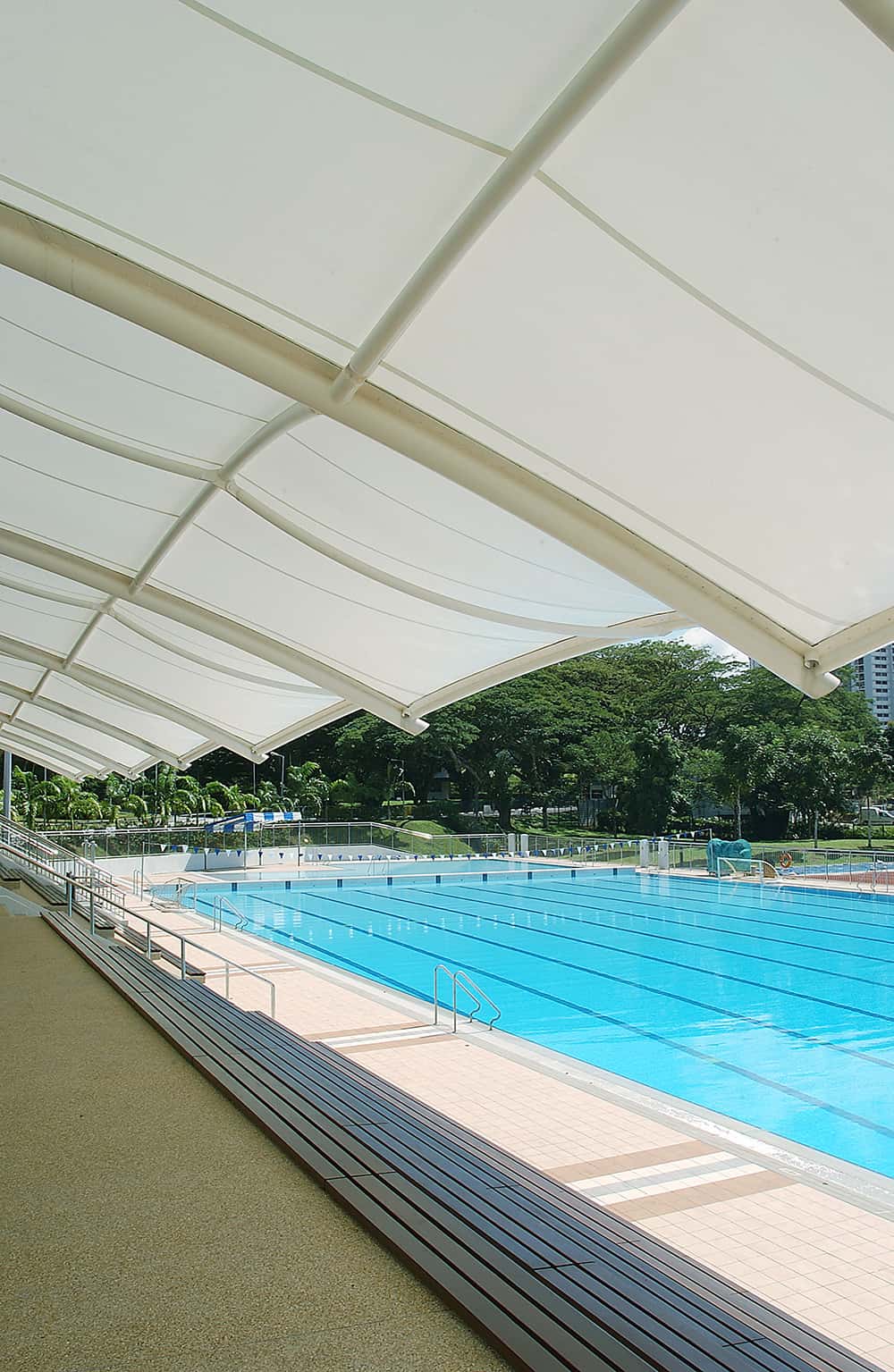 Estructura de la cubierta para piscina mostrando sus anclajes y diseño.