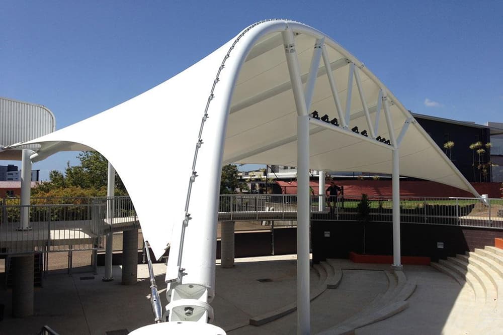 Técnico realizando el mantenimiento y reparación de una velaria.