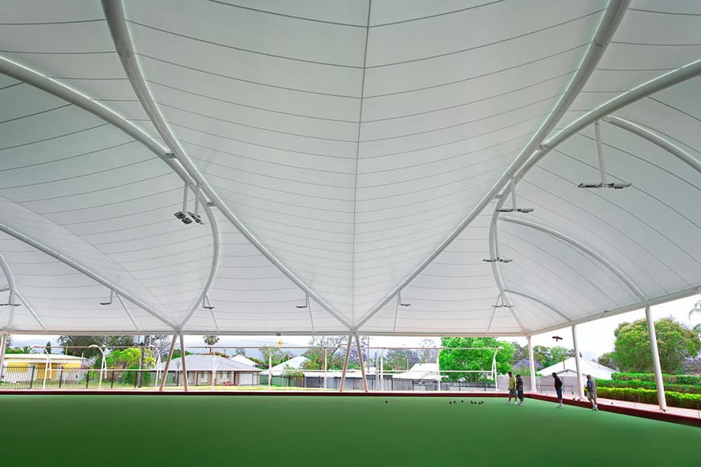 Arquitecto trabajando en el diseño personalizado de una tensoestructura.